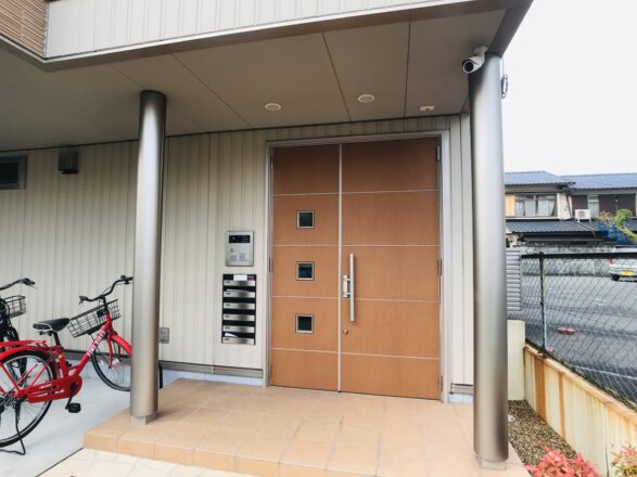 オートロック設備完備の共有玄関です。