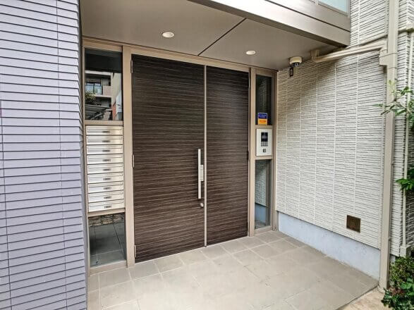 オートロック設備完備の共有玄関です
