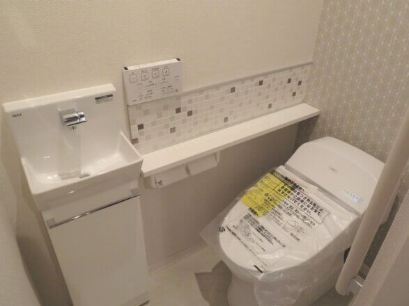 温水洗浄便座のトイレです。手洗い場付き。